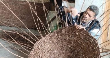 مهنة تتوارثها الأجيال.. ميت كنانة قلعة صناعة الشماسى من التمر حنة.. فيديو