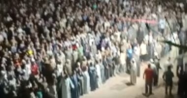 انهيار وإغماءات بين أسر ضحايا حادث الطريق الإقليمى خلال الجنازة.. فيديو