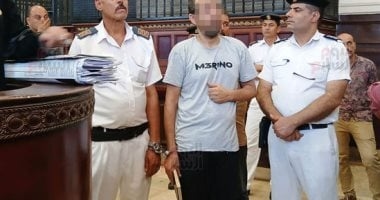 سفاح الإسكندرية يحمل مصحفا فى أول ظهور له خلال محاكمته بمحكمة الجنايات