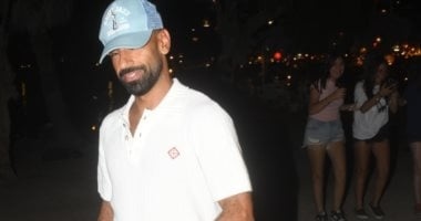 محمد صلاح يهرب من عدسات المصورين فى بودروم التركية.. وقناع وقبعة للخصوصية