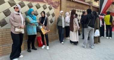 وسط دعوات الأمهات.. دخول طلاب الثانوية بالجيزة اللجان لأداء امتحان الإنجليزى