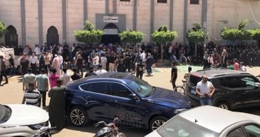 تأخير خروج جثمان المطرب أحمد عامر من المسجد لحين وصول تصريح الدفن.. فيديو