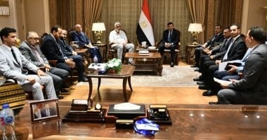 وزير الشباب يلتقى مجموعة مستثمرين مصريين لبحث توطين الصناعات الرياضية.. صور