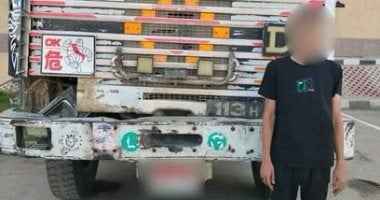 ضبط سائق نقل ترك الرمال تتناثر من سيارته على الطريق الدائري بالقاهرة.. فيديو