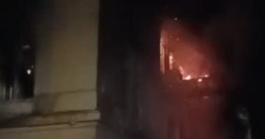 استكمال عمليات تبريد حريق سنترال رمسيس.. صور