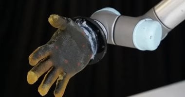 علماء يطورون جلدًا ذكيًا للروبوتات.. يشعر باللمس والحرارة والتلف