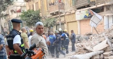 لحظة استخراج جثة مسن من أسفل عقار العطارين المنهار بالإسكندرية.. فيديو