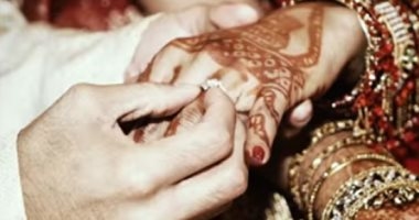 خد الفلوس والمجوهرات.. هندى يهرب مع خطيبة ابنه.. فيديو