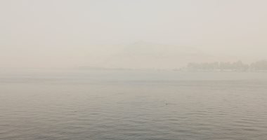 الرؤية اتحجبت.. عاصفة ترابية تغطى سماء أسوان.. فيديو وصور