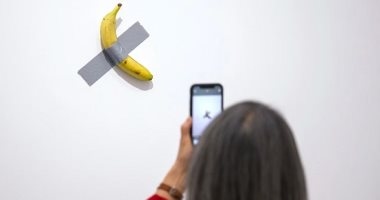 كلاكيت تانى مرة.. زائر يلتهم "موزة" عبارة عن لوحة فنية قيمتها 6 ملايين دولار