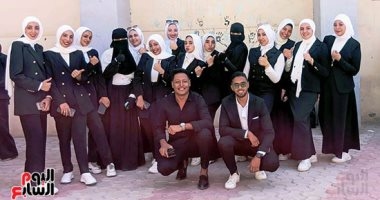 طلاب قسم عمارة بكلية التكنولوجيا جامعة بنى سويف ينفذون تسلسل التاريخ القديم باستخدام المواد الطبيعية المعاد تدويرها.. استخدام كراتين ورقية وكراتين البيض والقماش والقش والأعشاب والطين فى تصميم الماكيتات.. صور