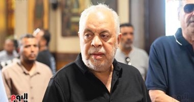 أشرف زكي من جنازة لطفي لبيب: فقدنا نجما كان مدرسة في الصبر