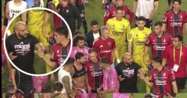 حارس ميسي يتدخل لإنقاذ قائد إنتر ميامي من لاعبي أطلس.. فيديو