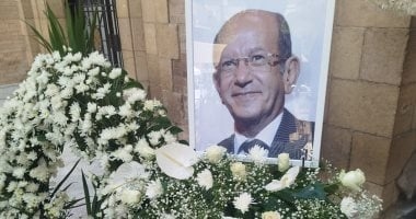 أسرة الفنان الراحل لطفى لبيب تتلقى العزاء بالكنيسة الإنجيلية فى الإسكندرية.. مباشر