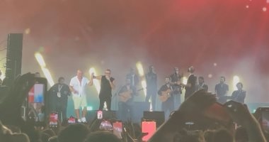 محمد لطفى يصعد على المسرح والهضبة يعانقه خلال حفله بالعلمين
