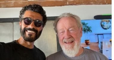 خالد النبوى برفقة ريدلى سكوت ويعلق: حلو الكلام عن السينما مع الملهم الكبير