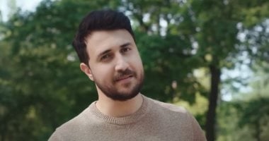 أحمد سليم يجمع بين الرومانسية والدراما فى كليب "تستاهل اتعب لك" بتوقيع بتول عرفة