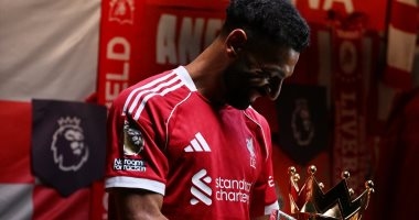 محمد صلاح يعلن التحدى بصورة مع كأس الدورى الإنجليزى قبل انطلاق الموسم