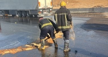 انقلاب سيارة فنطاس محملة بـ35 طن "جاز" بطريق السويس الصحراوى.. صور