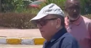 المخرج مجدي أبو عميرة يشارك فى تشييع جثمان الفنان سيد صادق