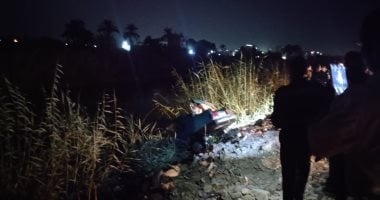 انتشال سيارة سقطت بالترعة الإبراهيمية بطهطا.. وجهود للبحث عن مستقليها.. فيديو