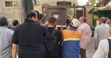 انتهاء صلاة الجنازة على صنع الله إبراهيم والجسد يوارى الثرى بمقابر وادي الراحة