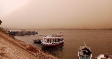 إيقاف الملاحة بنهر النيل وبحيرة ناصر لسوء الأحوال الجوية فى أسوان.. صور