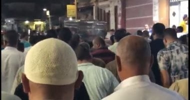 المئات يودعون جثمان الكابتن حنفى هليل نجم غزل المحلة فى عصره الذهبى.. فيديو