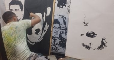بيرسم بإيده ورجله لوحتين فى نفس الوقت وبالمقلوب.. أبانوب ابن المنيا هيبهرك