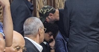 عمرو يوسف يقبل رأس نجل تيمور تيمور فى عزاء والده