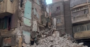 انهيار جزئى بعقار قديم دون إصابات فى حى الجمرك بالإسكندرية.. صور