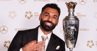 محمد صلاح يحتفل بجائزة لاعب العام من رابطة اللاعبين المحترفين.. صور