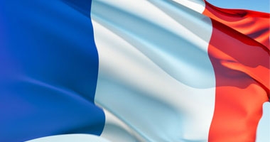 وفاة المغنية الفرنسية نيكول كرواسيل عن عمر ناهز 88 عاما