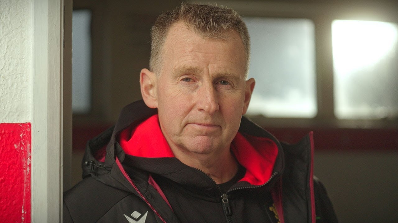 Nigel Owens visits Wrexham Rugby Club to present £5,000 grassroots donation