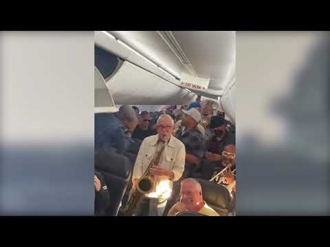 Flight delay sparks jazz performance by Dave Koz, goes viral