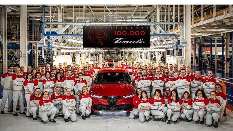 إنتاج السيارة رقم 100,000 من ألفا روميو تونالي في مصنع بوميليانو داركو