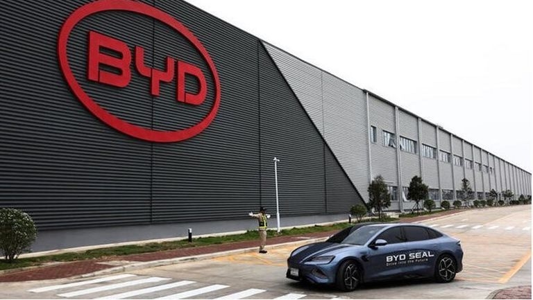 وفد قناة السويس يبحث مع BYD إمكانية تأسيس قاعدة لصناعة السيارات بالمنطقة الاقتصادية كبوابة لأفريقيا
