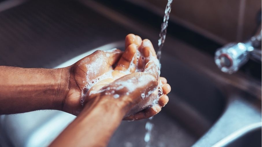 4 أخطاء شائعة في غسل اليدين تنشر الجراثيم