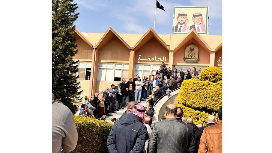 وقفة لموظفي "اليرموك" والجامعة تعلق