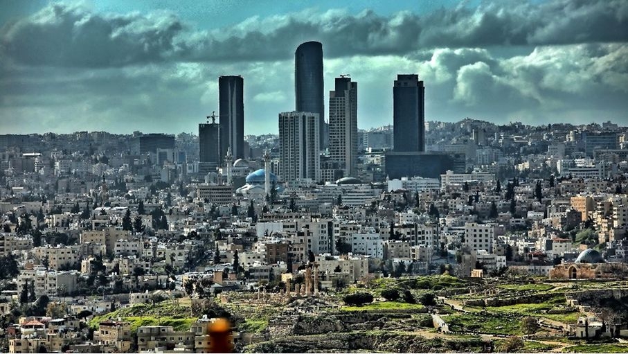 أجواء غائمة وأمطار خفيفة إلى متوسطة بمختلف المناطق