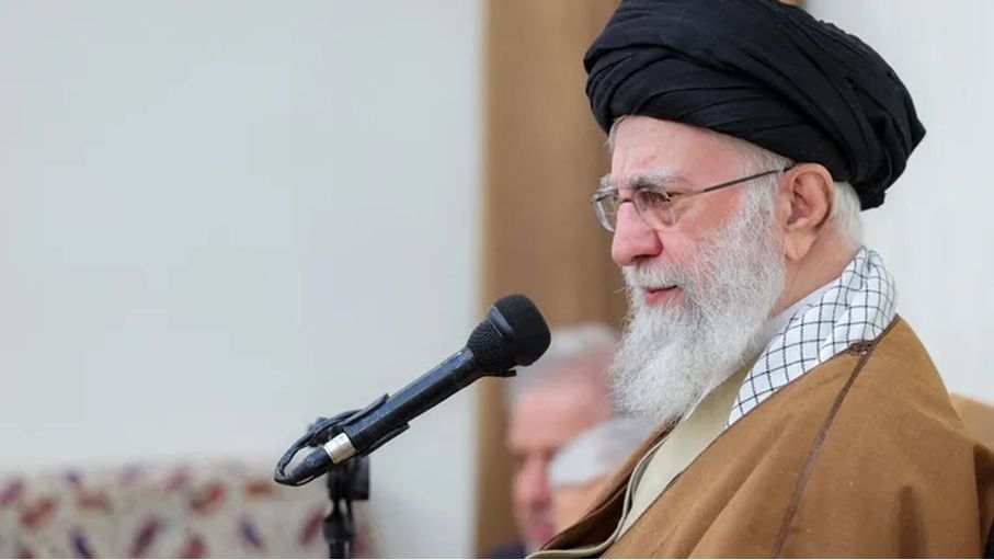 أول تعليق من خامنئي على انفجار "بندر عباس"