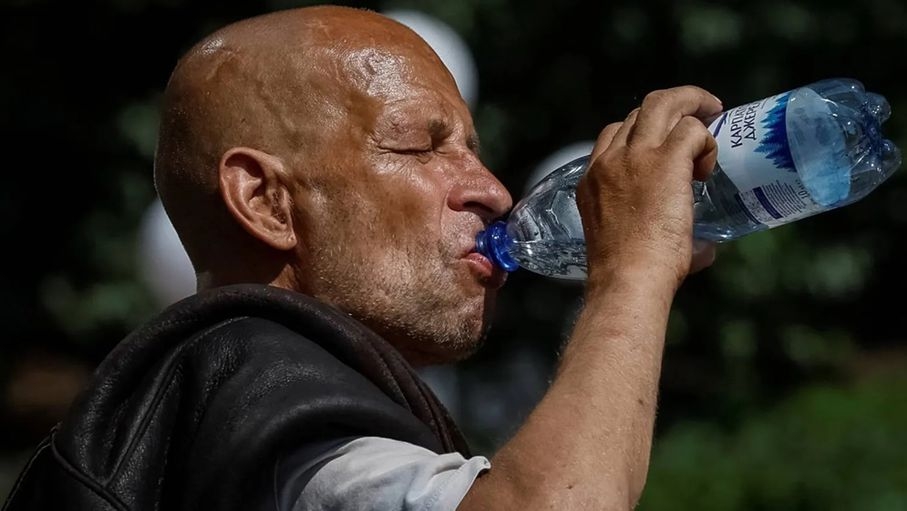 خبير تغذية نجوم يكشف: هذا التوقيت هو الأسوأ لشرب الماء
