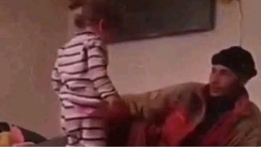 "كنت أمزح"... السجن 19 عاماً لأب سوري عنّف طفلته بوحشية