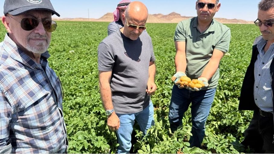 وزير المياه يطلع على تجارب زراعية تعتمد على التقنيات الحديثة للري وموفرة للمياه