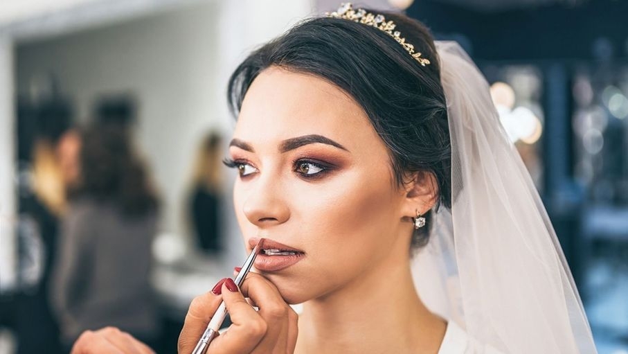 10 أخطاء ترتكبها العروس قبل زفافها تفسد مكياجها