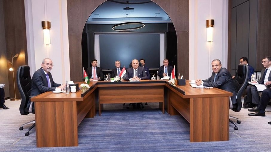وزير الخارجية يعقد مباحثات موسعه مع نظيره العراقي والمصري