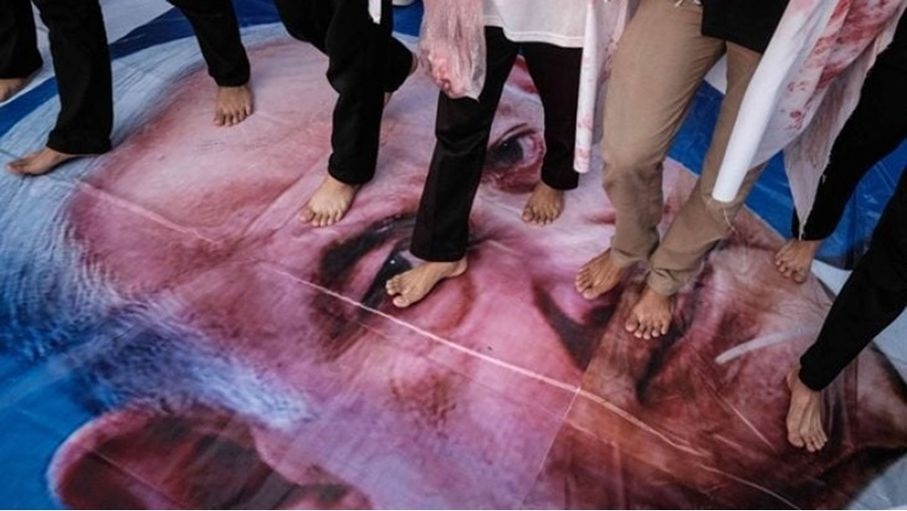 نتنياهو يتمسك بإبادة واحتلال غزة ويقر بضغوط لإدخال مساعدات