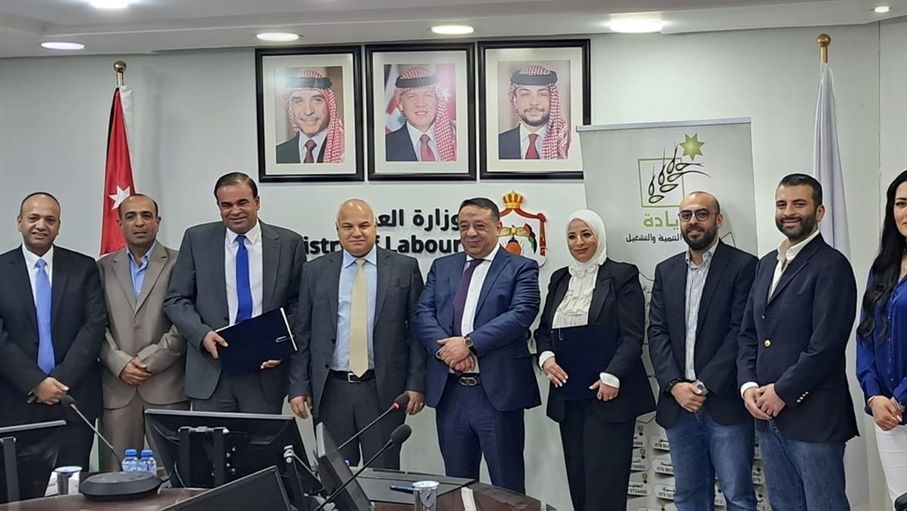 "التنمية والتشغيل" و"البريد الأردني" يوقعان اتفاقية لتمويل سيارات وسكوترات لتشغيل الأردنيين