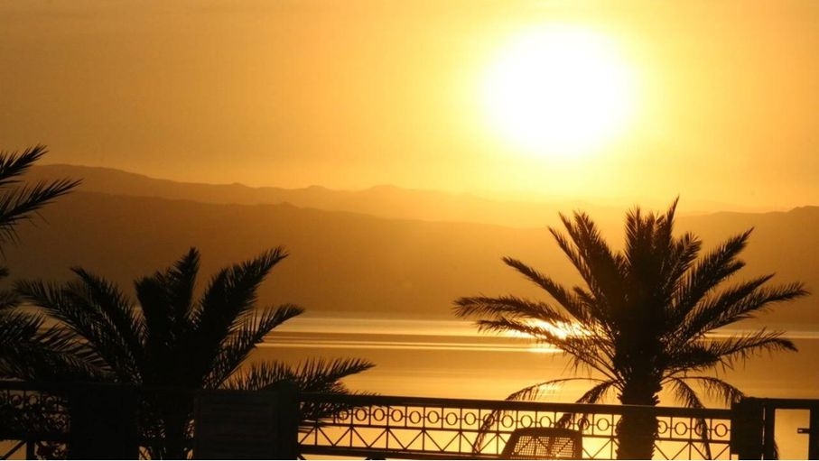 بدء استقبال زوار شاطئ عمان السياحي في البحر الميت