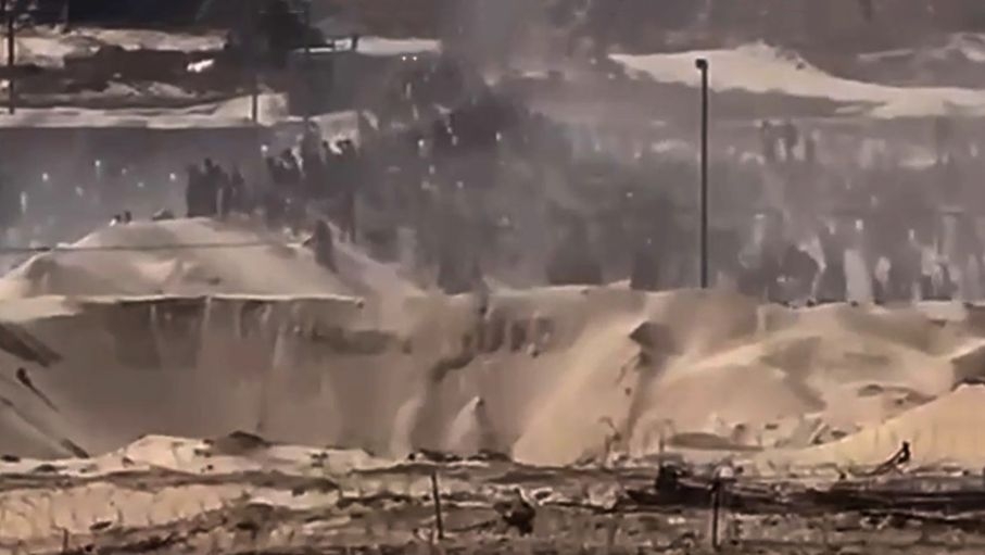 في يوم افتتاحه.. حشود تقتحم مركز المساعدات بغزة وهروب العناصر...